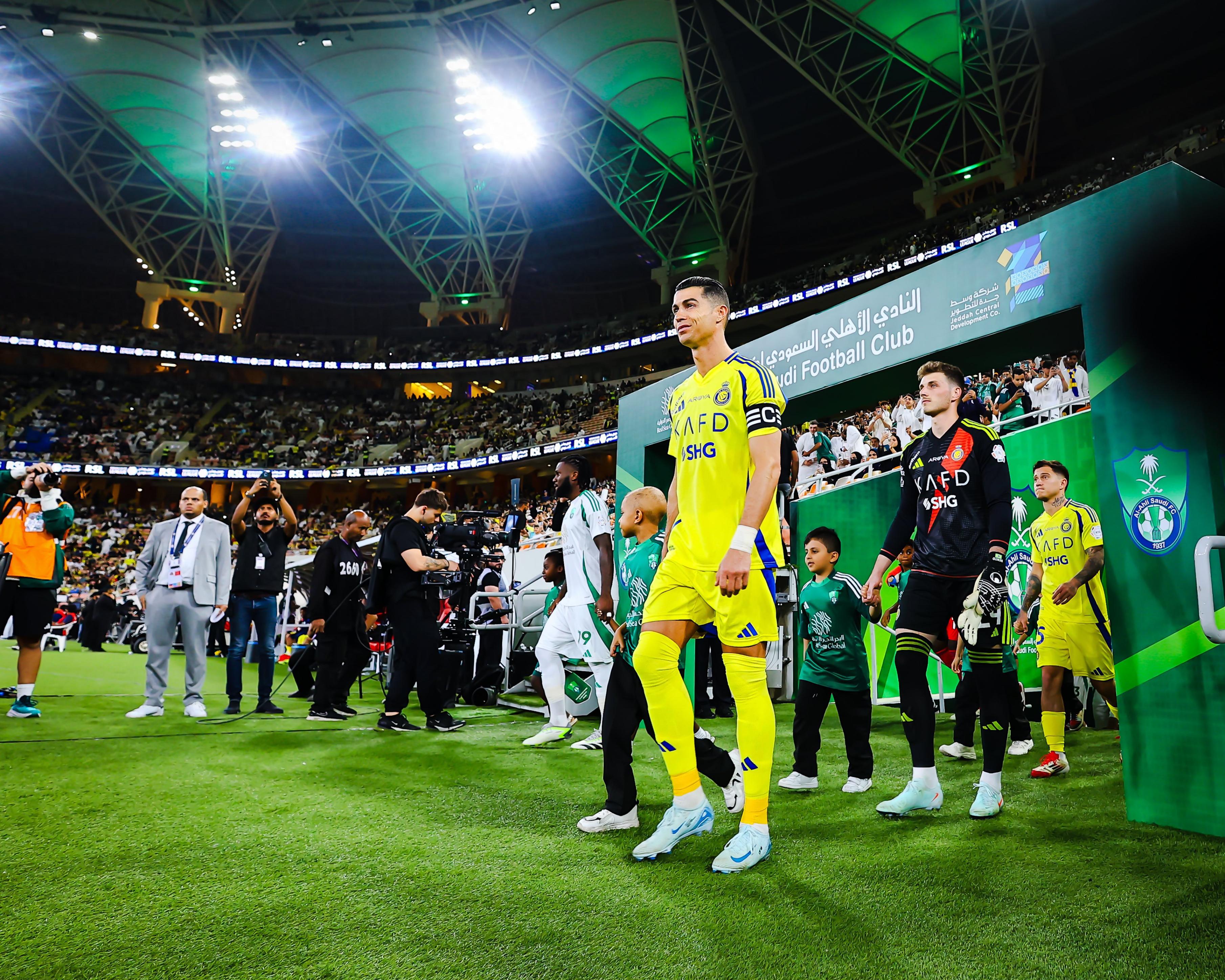 开云体育-包含C罗重返赛场，锐不可当首场状态出色，美国队观众沸腾！观众掌声雷动的词条