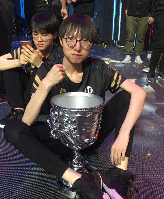 Kaiyun-Karsa赛事官方发布出色防守新规,RNG争议不断!的简单介绍